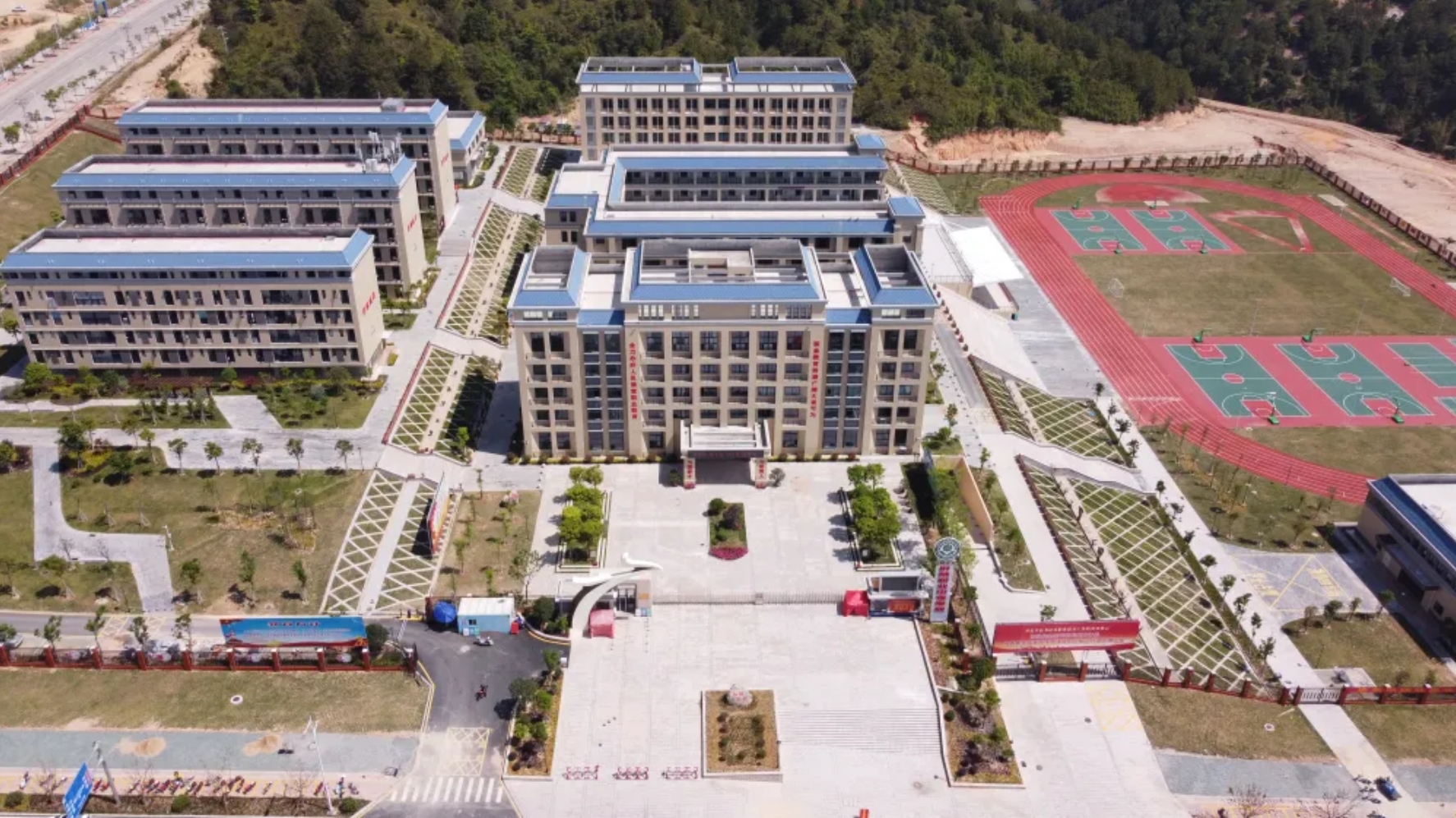福建省永定僑榮職業(yè)中專學(xué)校環(huán)境圖.png